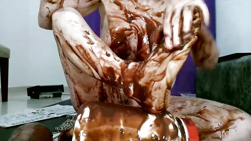 Φετίχ ποδιών - Χτύπημα του ποδιού με σοκολάτα