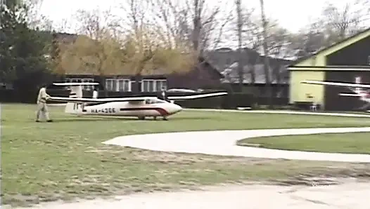 Arbeiterinnen mit hartem schwanz ficken den arsch einer sexy blondine in schwarzen strümpfen