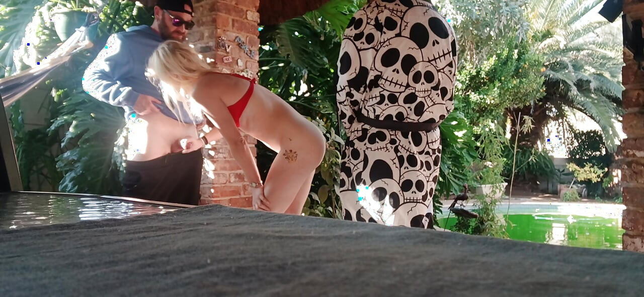 Plezier hebben in de tuin, blonde pikzuigen