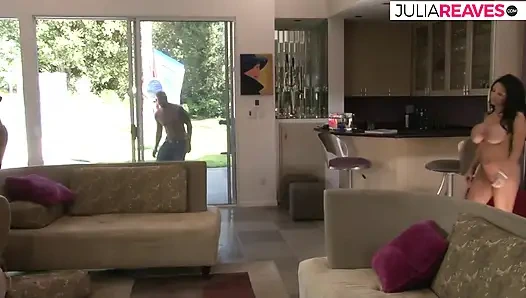 Schätzchen mit dicken titten genießt einen harten fick, nachdem sie einen riesigen schwanz gelutscht hat