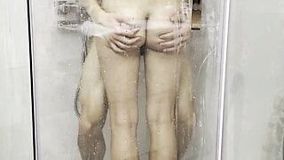 Seks van een mooi Russisch stel onder de douche