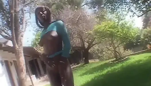 Sehr sexy schwarzes mädchen mit natürlichen möpsen liebt großen schwarzen schwanz in der muschi im mund