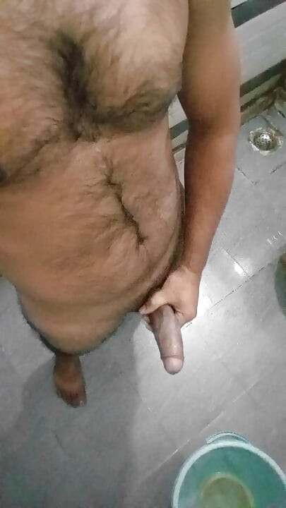 Dost Ki biwi Ki chut dekh kar apna lund bathroom me hilaya