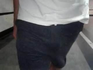 Enorme pau grátis em shorts