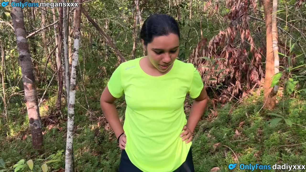 和拉丁女郎在树林里