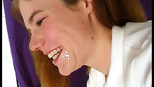 Lustvolles college-mädchen mit kleinen titten und brennenden Auburn-haaren, anne howe genießt harten schwanzbohren