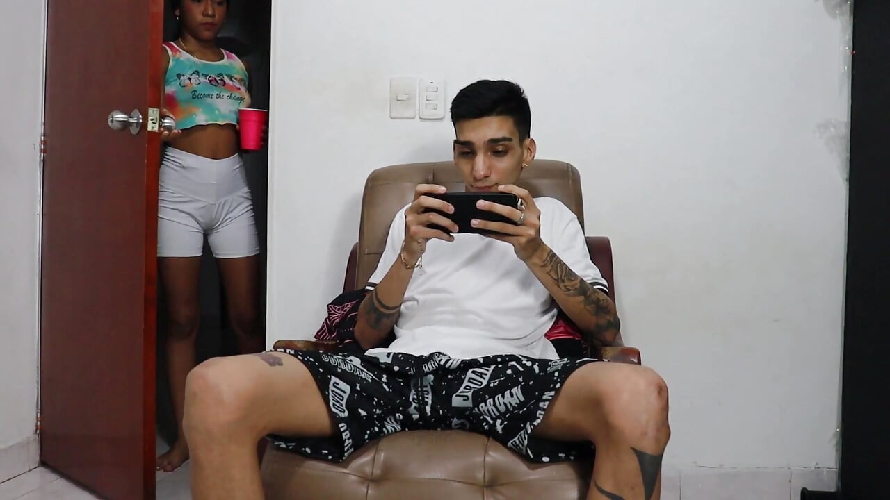 MY STEPSISTER WAS DOING THE CLEANING IN THE ROOM AND SEDUCED ME TO FUCK HER BECAUSE SHE WAS STRESSED, I PUT MY COCK IN HER VERY RICH