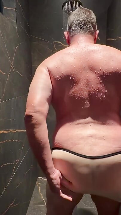 بعض الملابس الشفافة في الحمام