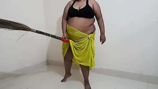 Pembantu india lagi sange berat saat menyapu rumah dan memeknya pakai sapu