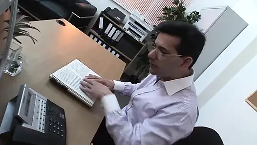 Tıraşlı amcıklı azgın sürtük yarağa o kadar aç ki yüzüne boşalıyor