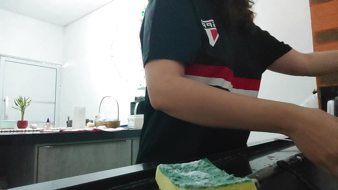 Woman teasing while washing dishes. She loves to transmit to the voyeurs on duty