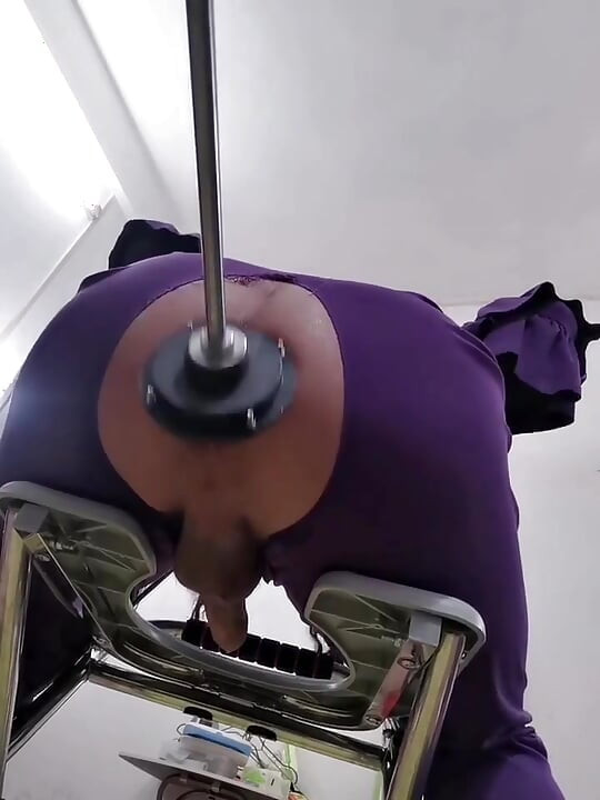 Φορώντας μια μωβ φόρμα, γαμιέμαι από μια μηχανή