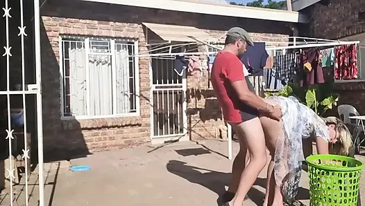 Çamaşırları çıkartırken açık havada sikişiyor