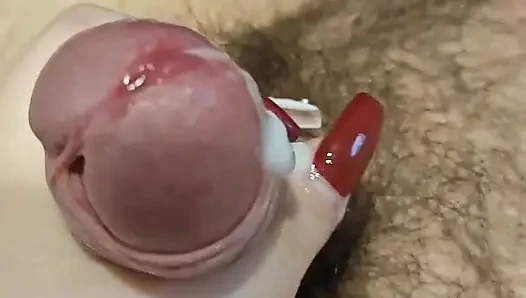 Dieser kleine schwanz liebt es, gedemütigt und gelacht zu werden, und ich werde gerade von dem Nachdenken darüber geil.