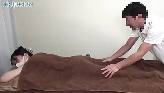 Изящная возвращение, миниатюрная красотка со зрелым очарованием просит роскошный продолжительный масляный массаж - 1