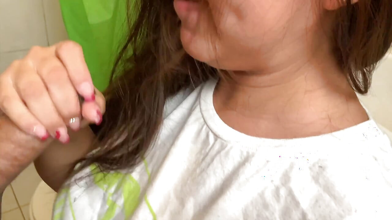 Sora mea vitregă mă seduce cu fundul ei mare în tanga Pijamas în baie