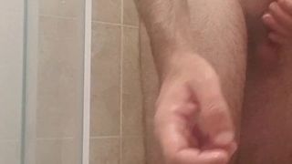 Masturbandosi sotto la doccia