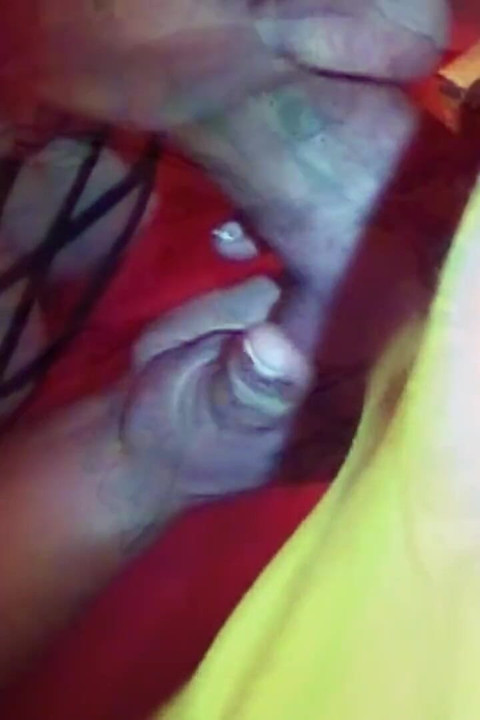 To kællinger har et gangbang med rigtige amatører i en klub