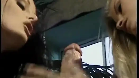 Возбужденный ебарь обожает это, когда он по очереди шпиляет двух сексуальных крош на диване