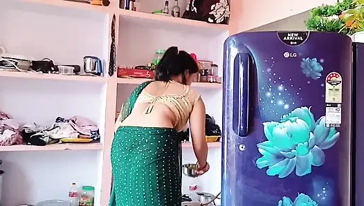 Hintli desi ormanda köylü genç kızla açık havada sert seks