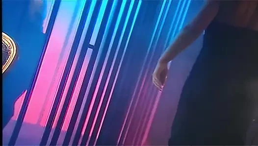 Sarışın orta yaşlı seksi kadın baskın sevgilisinden derin anal seks yapıyor