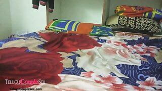 Un couple telugu marié se fait baiser dans l'intimité de son lit