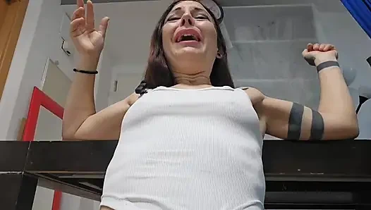 Dev kadın ayaklarımın kokusuna karşı çıkıp beni yutamazsın!
