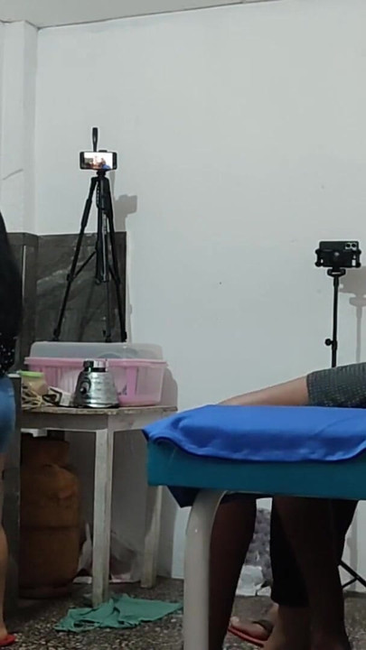 "Yaramaz komşu başkasının evinde tanıştığı yeni arkadaşıyla flört ediyor" dan ikonik an