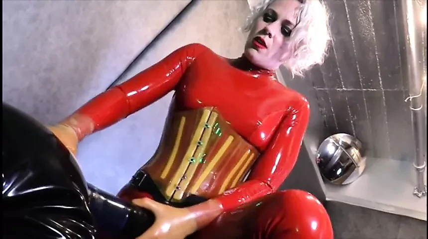Latex Mistress using her HUGE Strapon