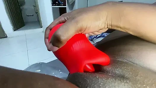 Ich benutze meinen neuen vibrator, um einen guten squirt zu bekommen