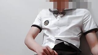 Masturbándose en uniforme escolar afuera