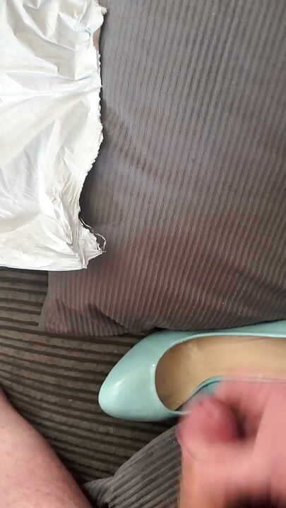 연한 파란색 에나멜 하이힐에 싸기