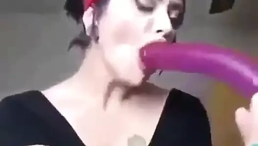 Schlampe tief in den hals