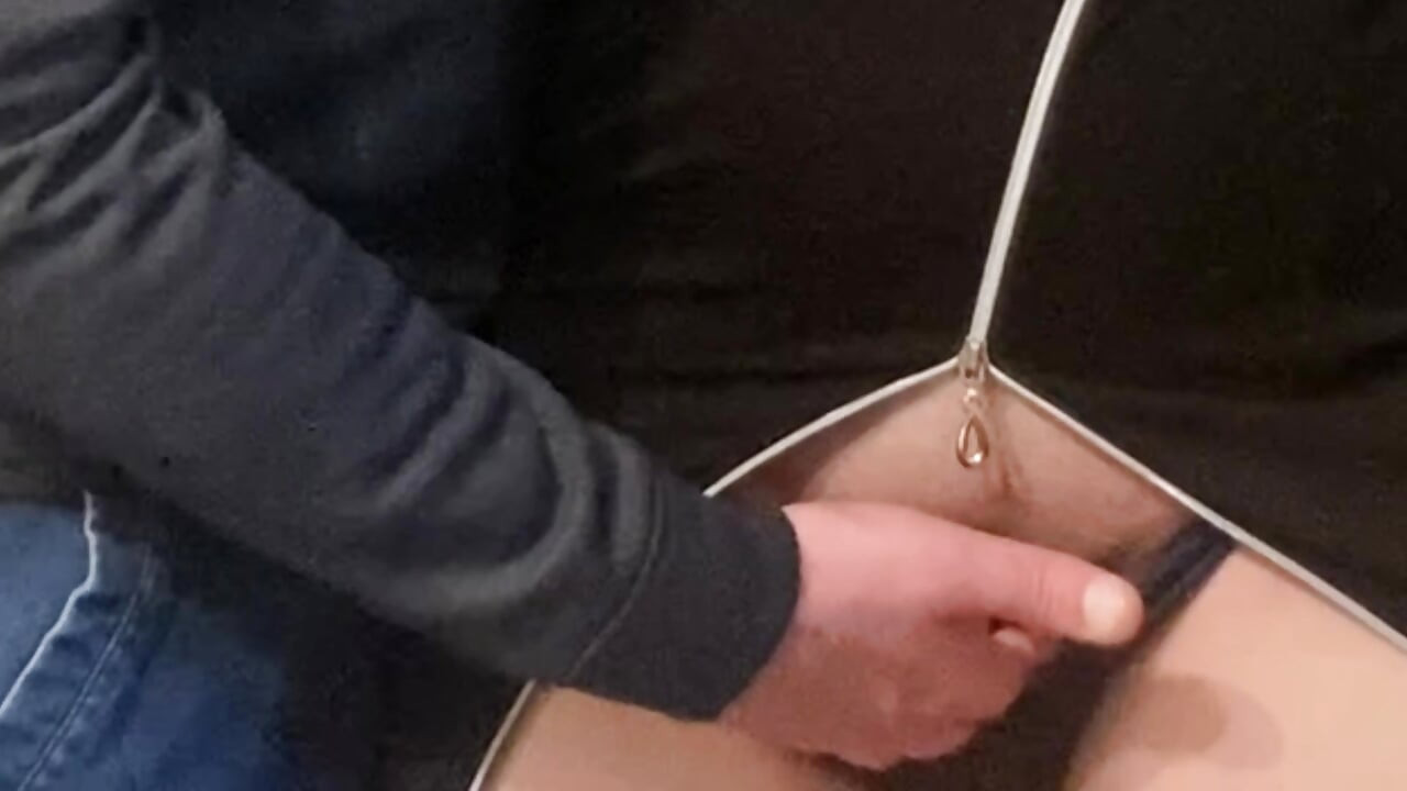 Wow! Străin pervers degete frecându-mi pizda în metrou