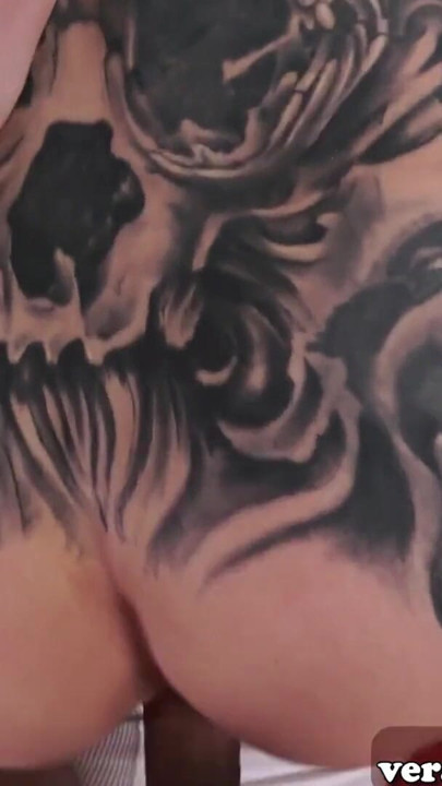 Kızıl saçlı sıska Alman dövmeli sürtük temizlikçi adamla sikişiyor | Klip 2