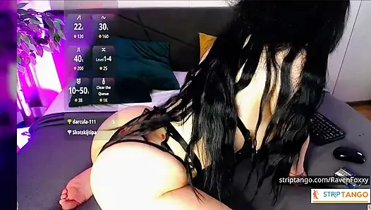 RavenFoxxy выглядит красиво и соблазнительно