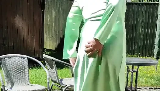 Seksi yeşil saten elbiseli kadın kılıklı tgirl