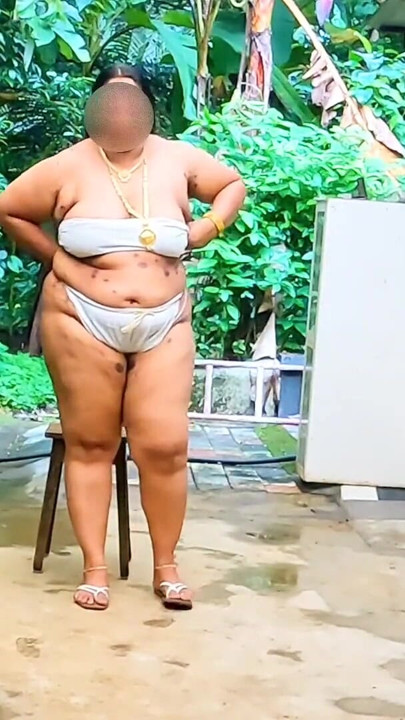 Unveiling in sexy body outdoor, Mallu MILF in traditional loincloth and bodice, showing her big ass and boobs | Clip 1