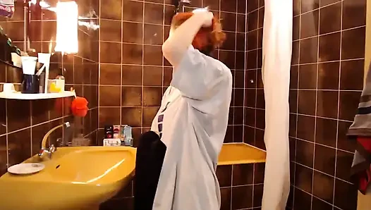 Ich färbe meine haare wieder rot vor der kamera ein