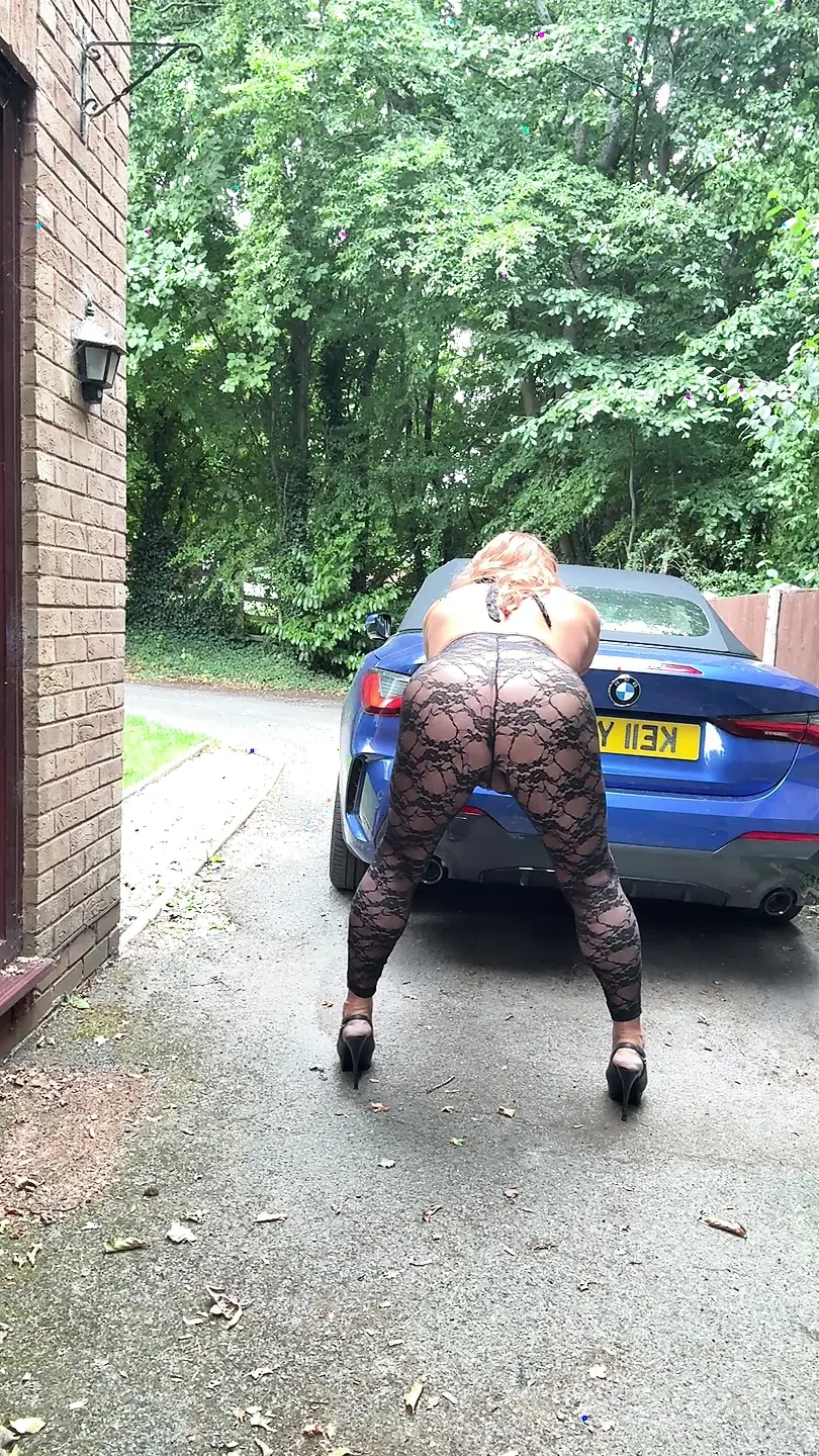 Sexy travestiet Kellycd2022 in zwarte kanten catsuit en hakken