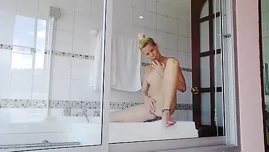 Lihat aku di kamar mandi