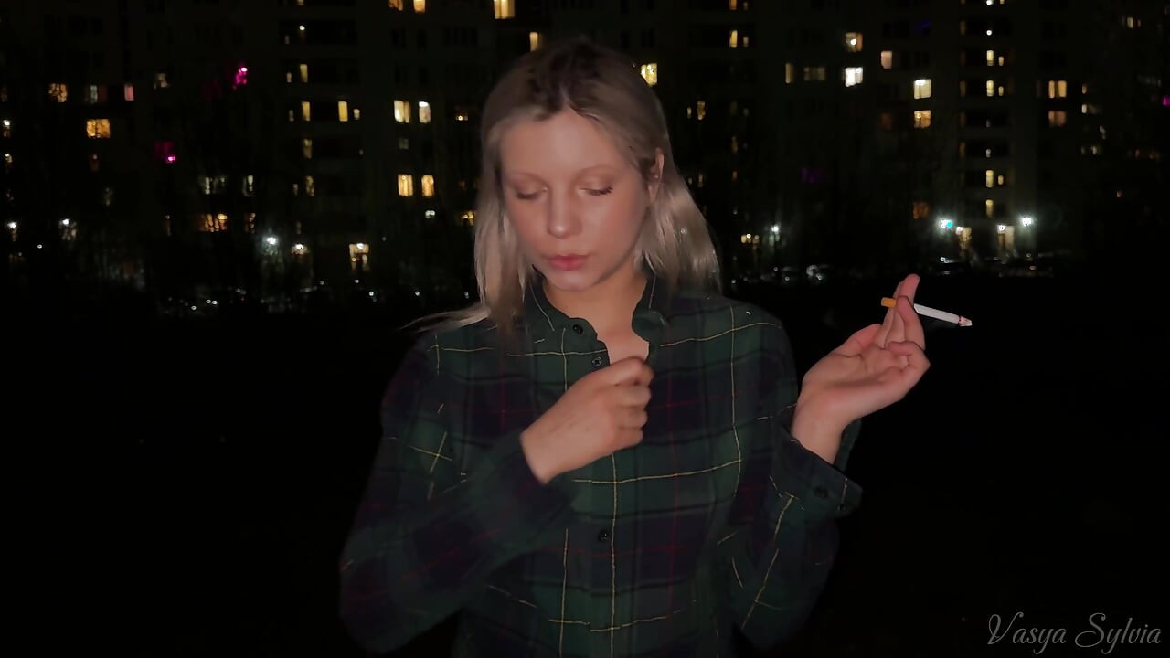 抽煙的金髮女郎裸奶抽煙！