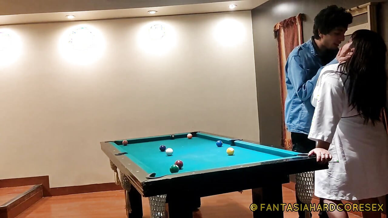 Oferindu-i celei mai bune prietene a mele câteva masaje bune la fund după un joc de biliard
