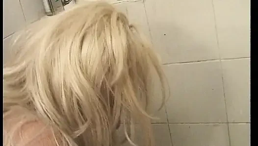 Крошку-блондинку двойным проникновением в бурном тройничке