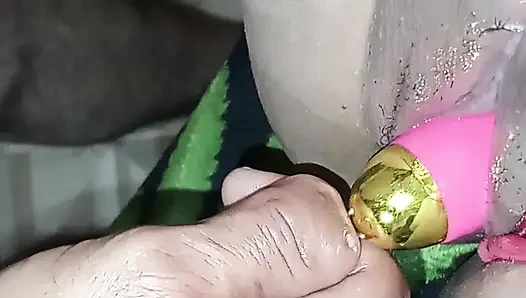 Dengan celana dalam thong merah