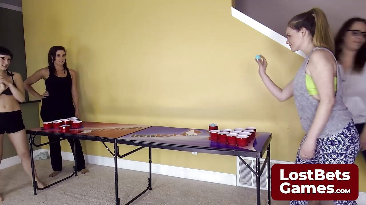 Cztery gorące lesbijki grające w Strip Air Pong