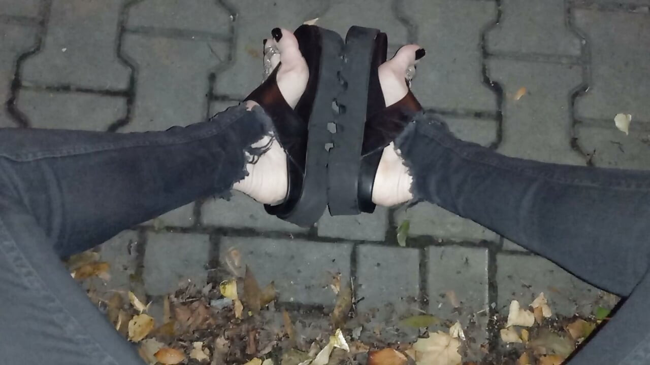Moje gorące stopy crossdressera drażnią twarde kutasów podczas nocnego spaceru