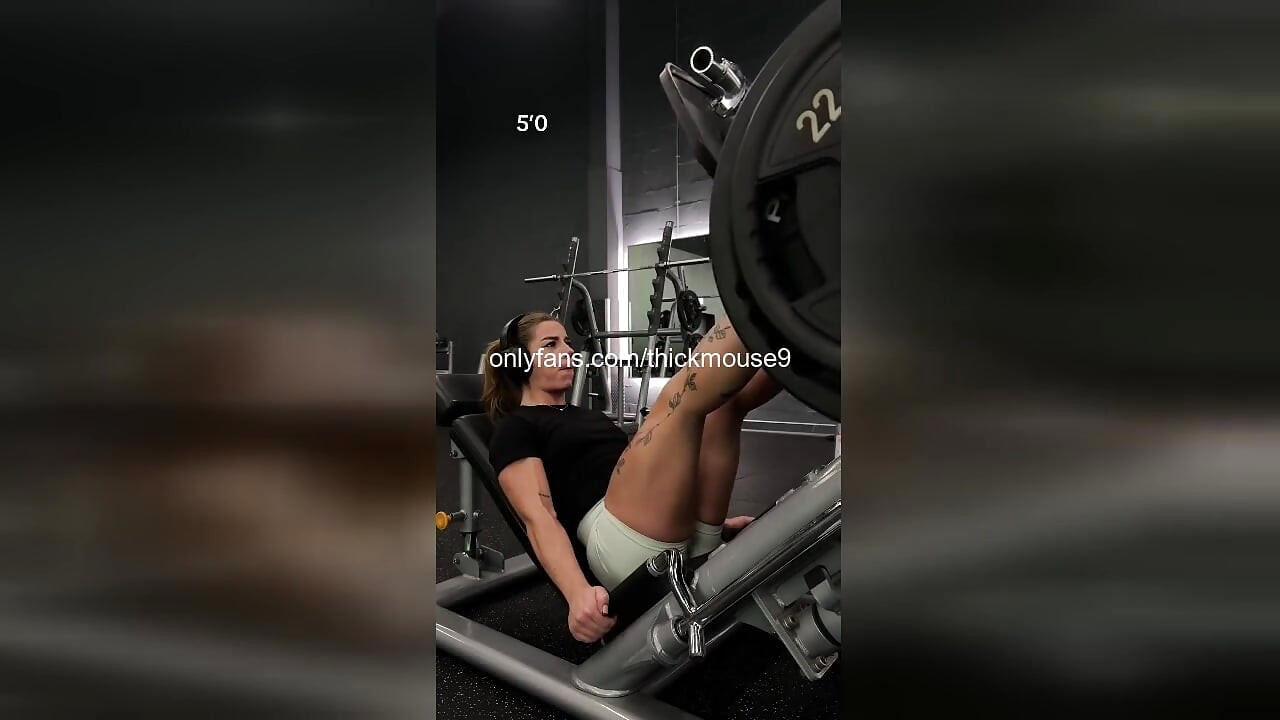 18 -godišnja devojka iz teretane slučajno pokazuje usku pičku tokom prenosa uživo