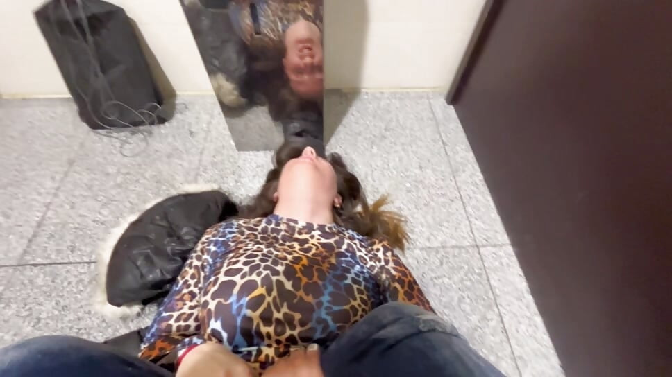 大きなブロンドの女性がコンドームなしでアナルを犯される