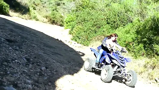 Adik tiriku yang semok kimy blue pengen banget ngentot di quad